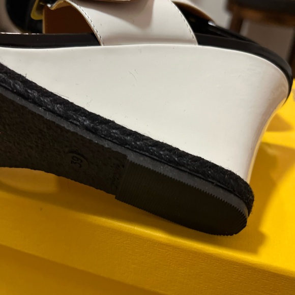 FENDI NIB AUTHENTIC WHITE & BLACK GENUINE PATENT LEATHER WEDGE HEEL SANDALS - Picture 13 of 17
